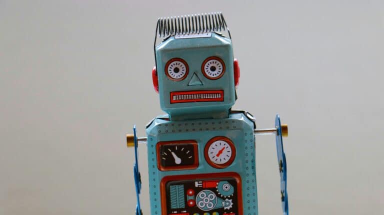 DIY inženýr vytvořil robota, který může létat, plavat a chodit